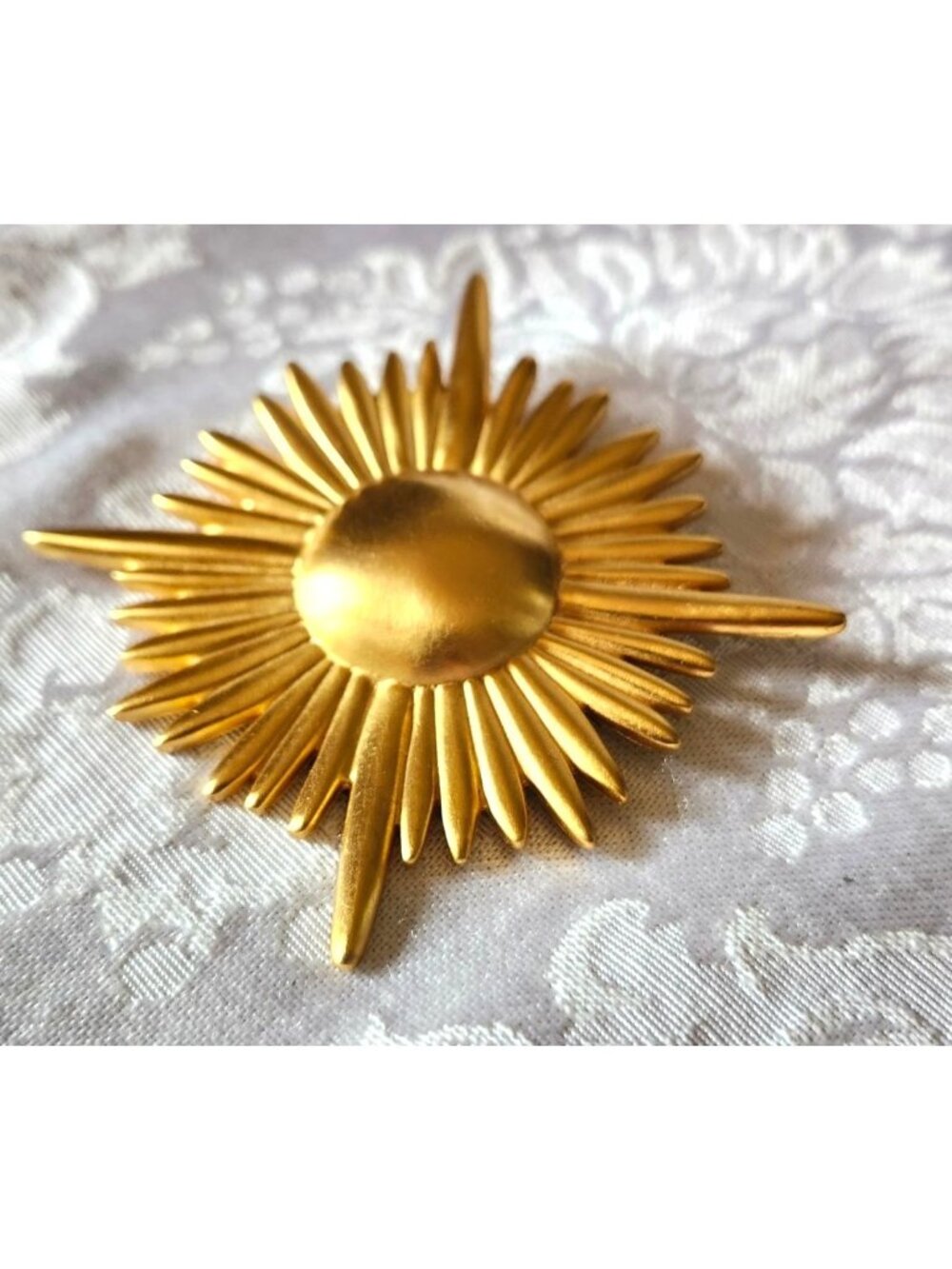 Vintage Gold Tone Sunburst Brooch Pin Radiant Design Celestial Retro Jewelry Acc - Picture 2 of 6